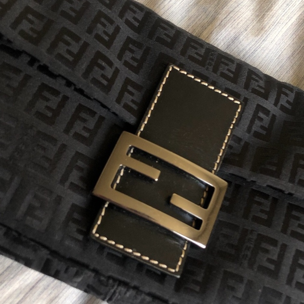 ⚡️AUTHENTIC 90s VTG FENDI ZUCCA BAGUETTE!⚡️ - Picture 3 of 6